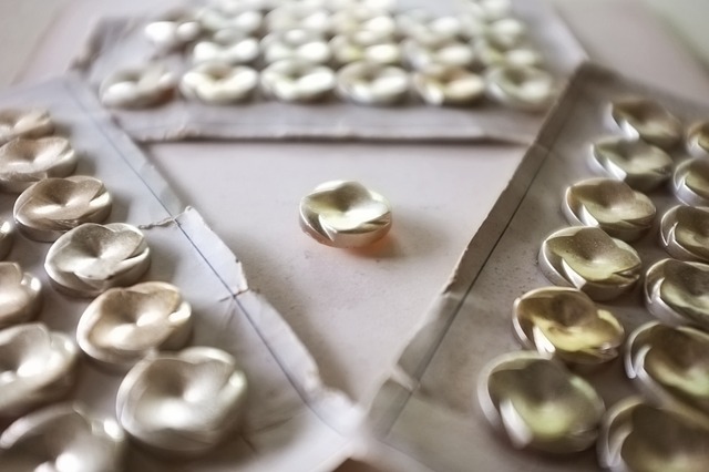 40s フランス 4p 銀月色の花とルーサイトボタンセット ヴィンテージ