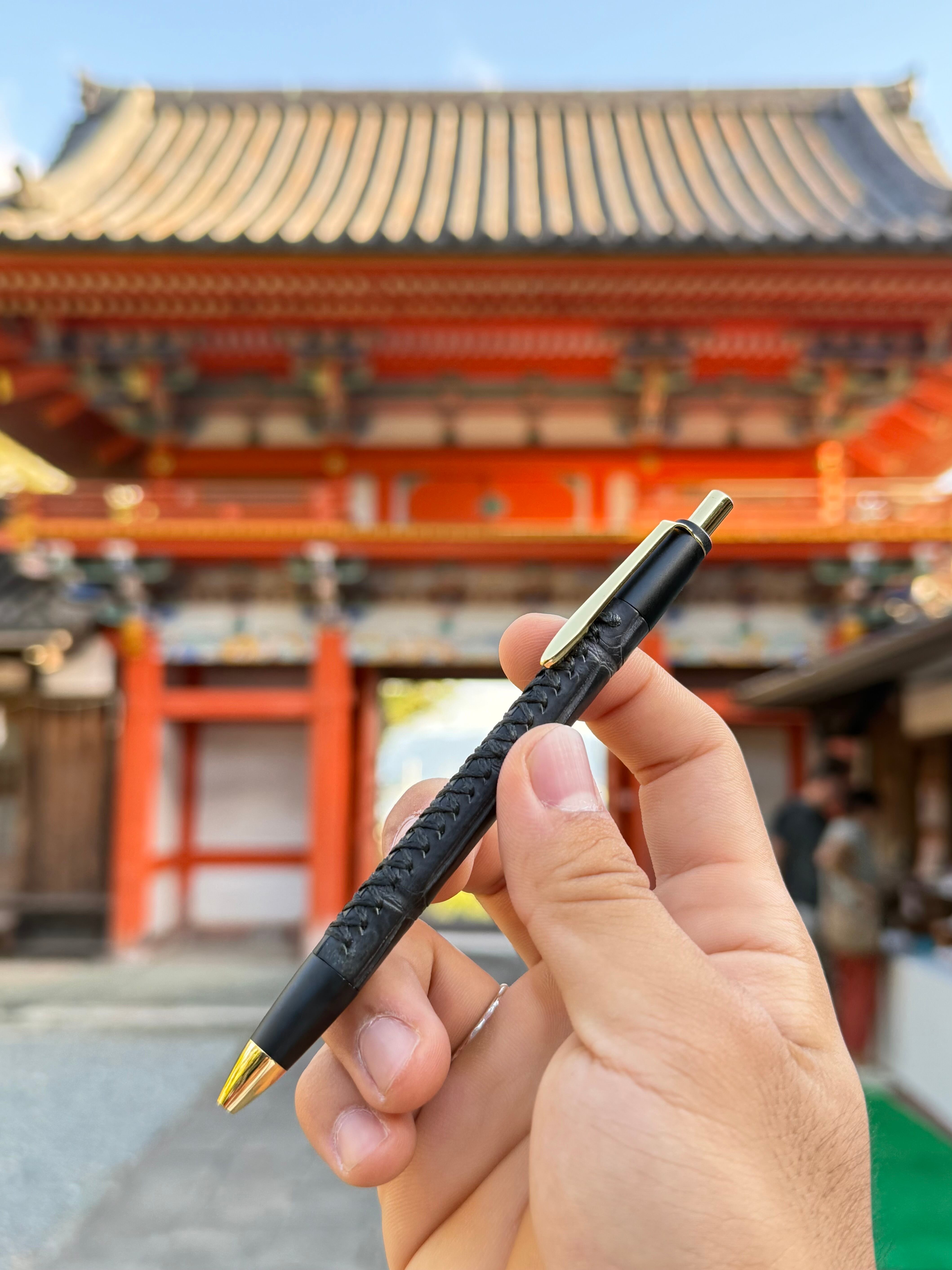 ☆不定期販売☆ 革軸ペン【クロコダイル マットブラック】 | Schicksal