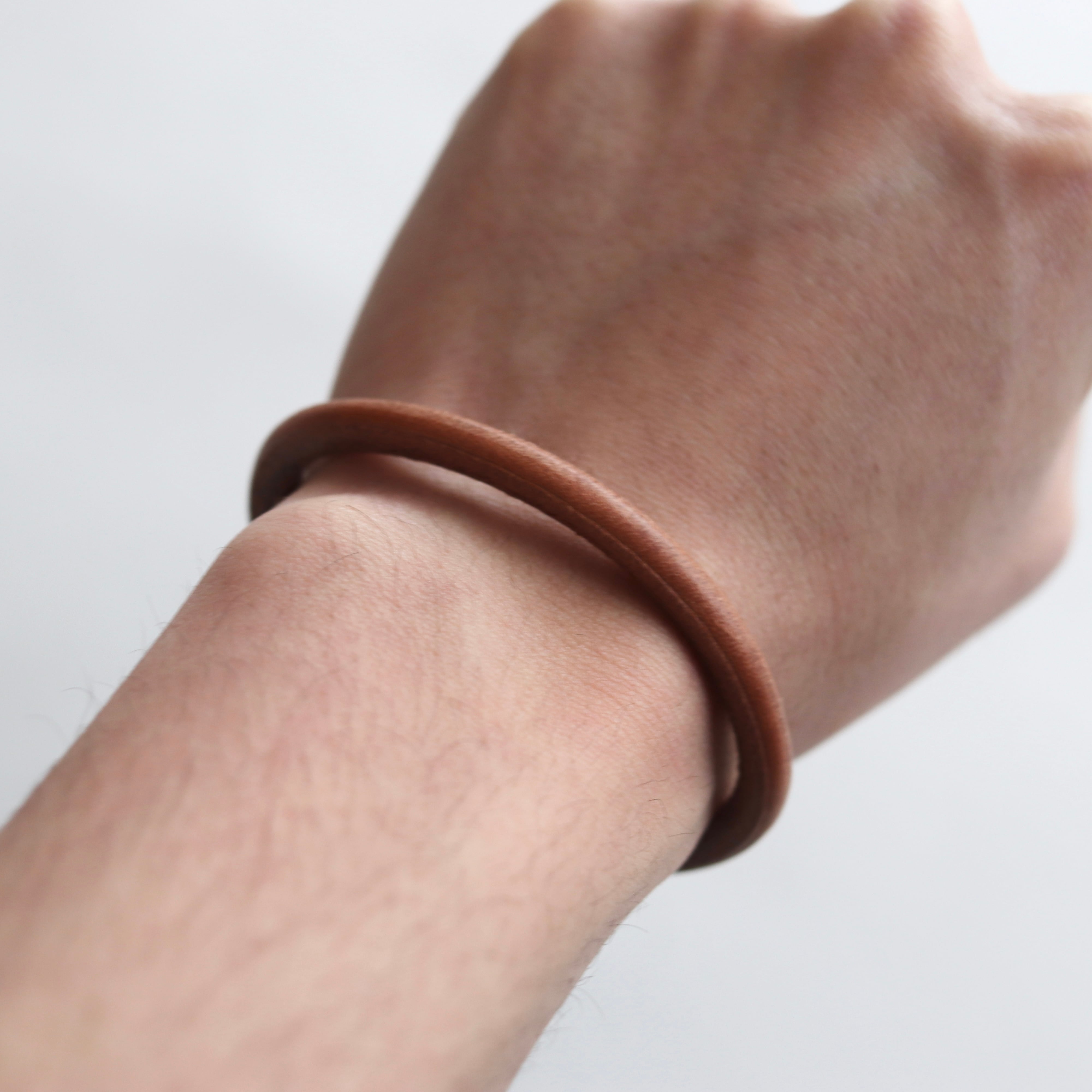 ヌメ革のブレスレット 5mm厚 | 草木染レザー Sou-no-Iro