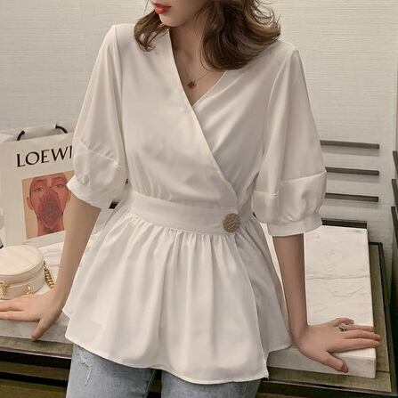 トップス レディース ブラウス M L 五分丈 Vネック ウエストマーク 白トップス 可愛い かわいい きれいめ シンプル ナチュラル 大人 上品 オシャレ お洒落 おしゃれ 大人可愛い 大人女子 エレガント フォーマル 白 ホワイト 春 誕生日 バースデー ランチ ディナー 記念日 ママ オフィス 通勤 デート お出かけ ショッピング 買い物 公園 女子会 休日 イベント リゾート 旅行 ファッション コーデ スタイル トレンド 流行 モテ インスタ映え インスタ 韓国 送料無料 韓国系 普段使い