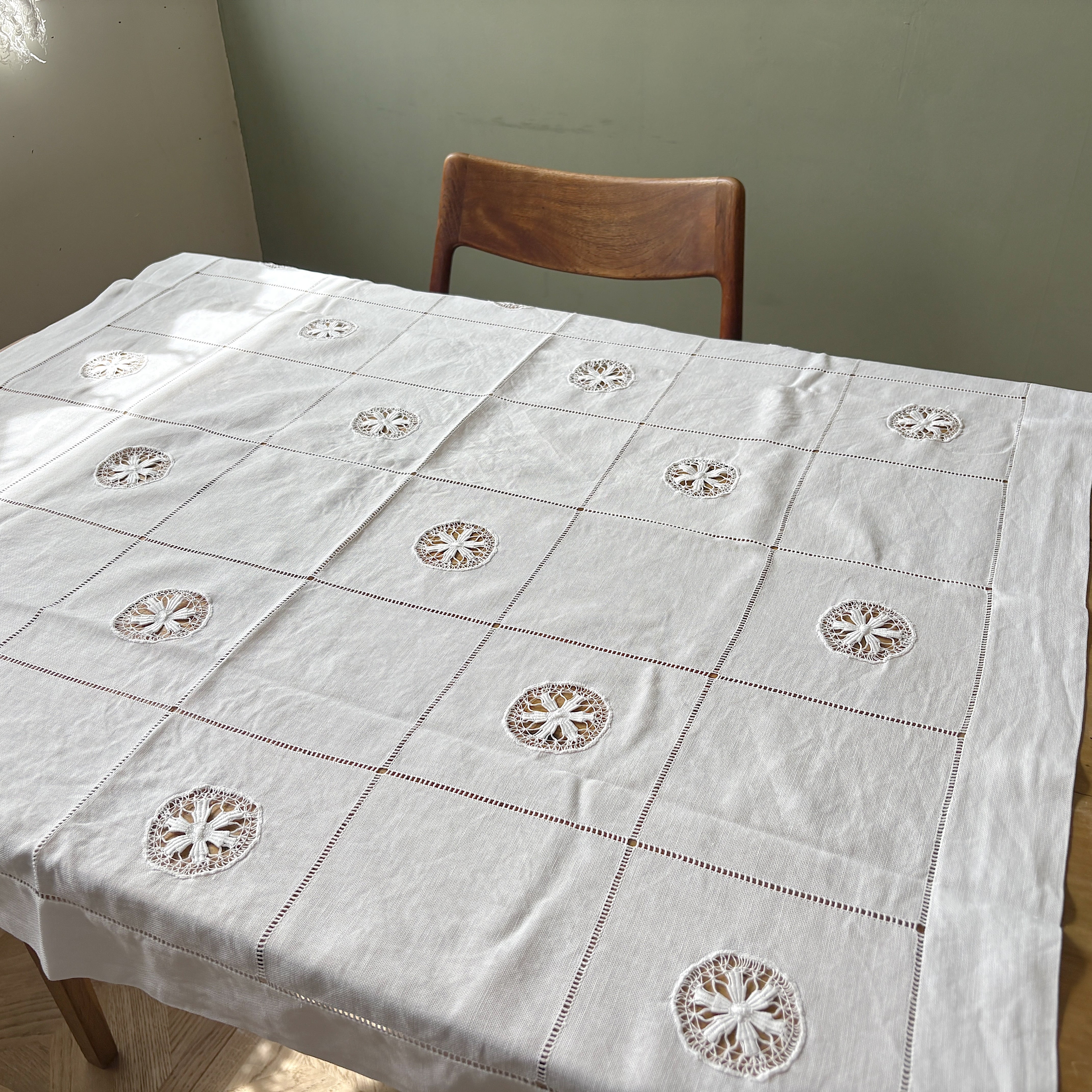 丸いカットの刺繍布