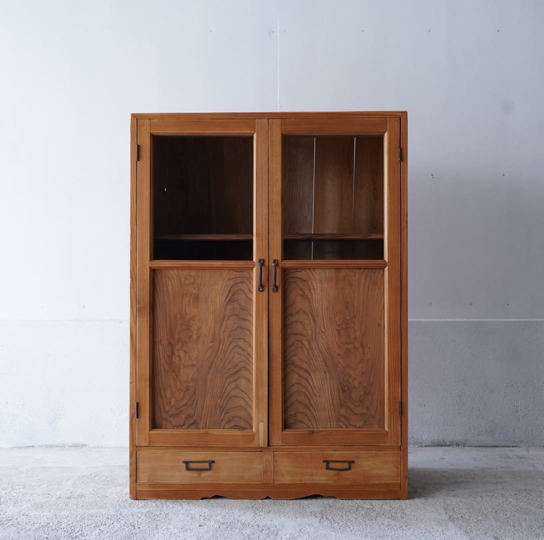 古い開き戸のキャビネット