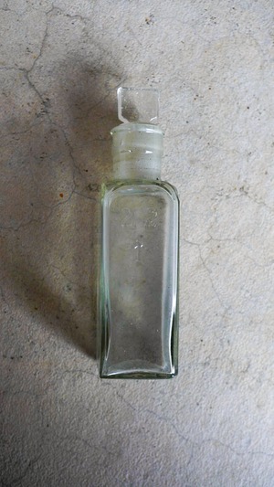 【DEADSTOCK / 1940s】イギリス軍 メディカルボトル "22"《デッドストック 実物 ガラス瓶 フラワーベース 花瓶 ブロードアロー ミリタリー ヴィンテージ》
