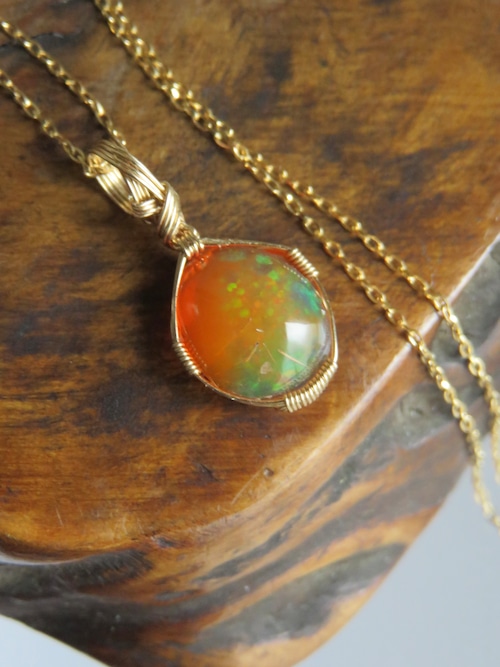 メキシコ産オパール(1.7ct)女神巻きペンダントトップ
