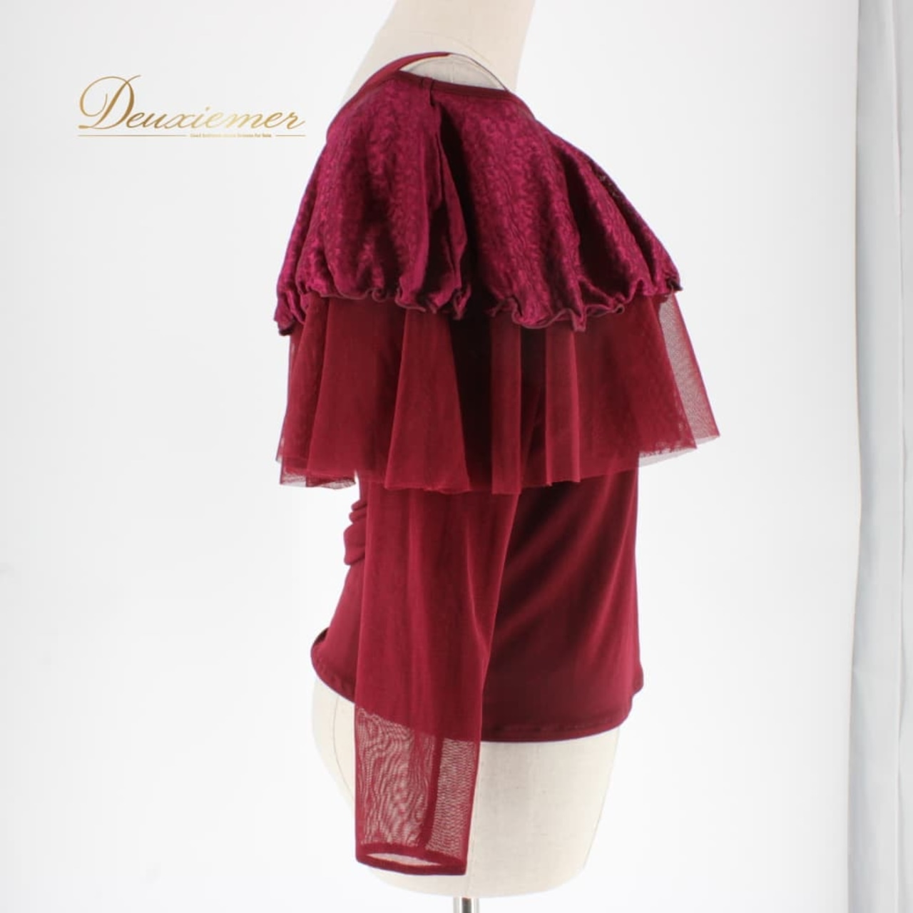 社交ダンス 衣装 スタンダード トップス レッスンウェア レディース 赤 レッド系 フリル レース 練習着 長袖 シック シンプル フォーマル ワインレッド系 バルティンカラー風 ラバティンカラー フリル袖 フレアフリル レース使い ケープ風チュール きれいめ 大人かわいい 上品 エレガント フォーマルウェア ドレス練習 レッスン服 舞台衣装 発表会 レディーズ 婦人 Mサイズ相当 伸縮素材 ポリウレタン混 薄手 長袖トップス チュールトップス 9号トルソーサイズ参考 裏地なし風 しっとり艶