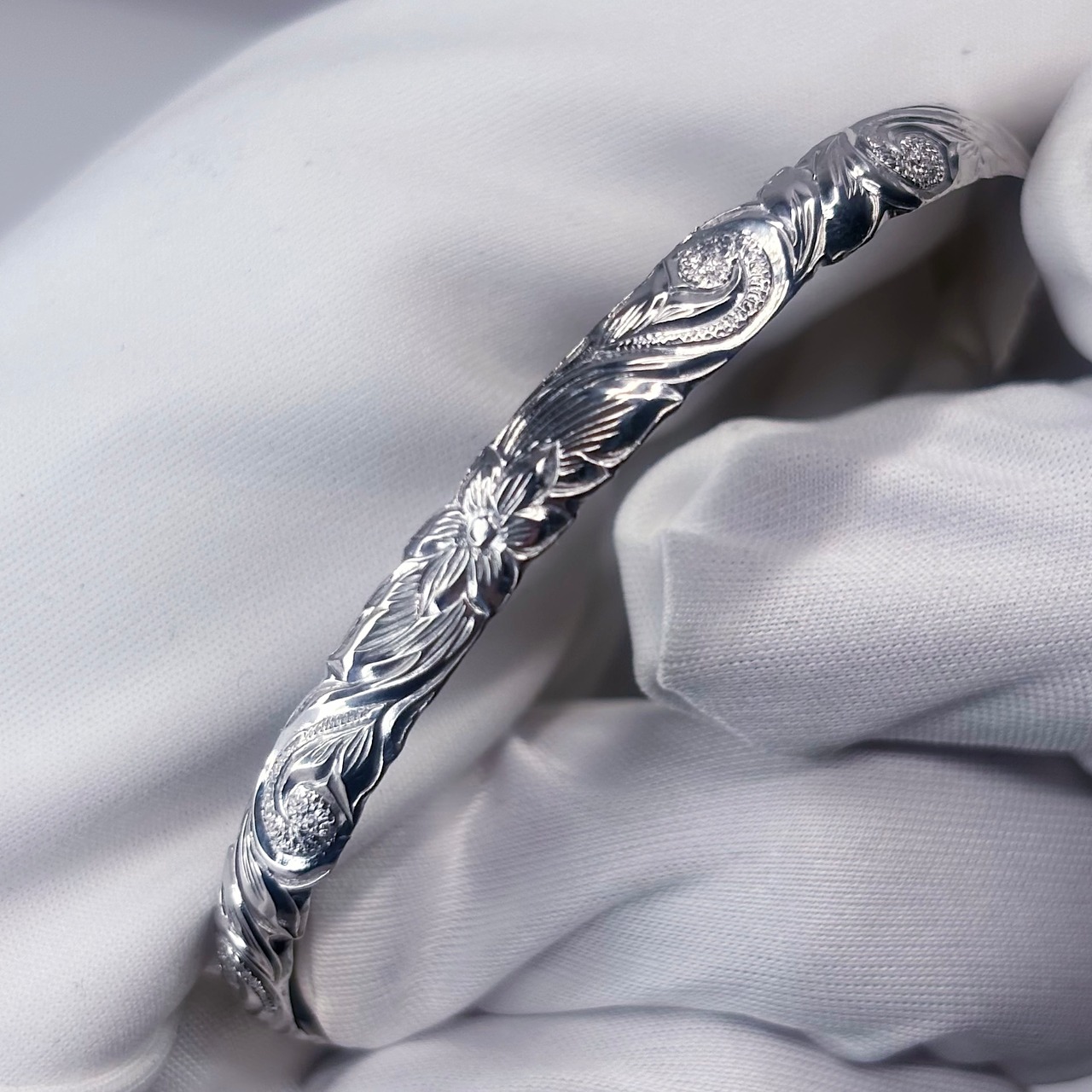 Classic Hawaiian Bangle -lucky plumeria / Silver-