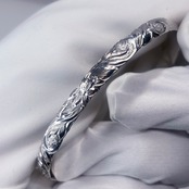 Classic Hawaiian Bangle -lucky plumeria / Silver-