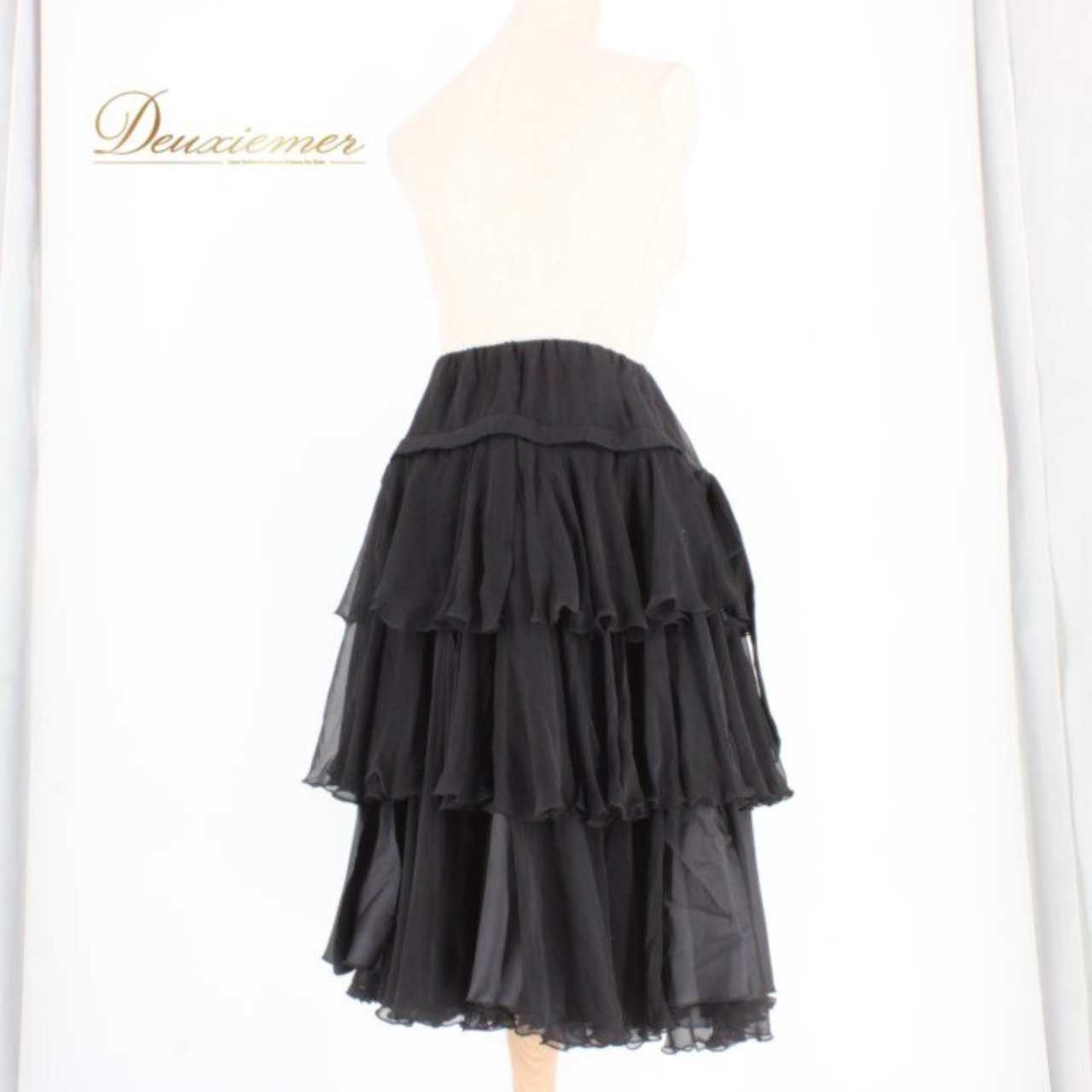 社交ダンス 衣装 スタンダード スカート レッスンウェア レディース ブラック系 Fantasy ファンタジー 黒 無地 シンプル フォーマル 練習着 ロングスカート ティアードスカート フリル スカートのみ スタンダード用 スカート丈 3段フリル フレア 上品 モノトーン 衣装練習 ダンスレッスン ダンス衣装 婚活 パーティー フォーマル練習 黒スカート ブラック フリーサイズ感 ポリエステル素材 伸縮性あり しわになりにくい 動きやすい ラテンダンスではない スカート フリル重ね 社交ダンス女子