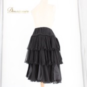 社交ダンス 衣装 スタンダード スカート レッスンウェア レディース ブラック系 Fantasy ファンタジー 黒 無地 シンプル フォーマル 練習着 ロングスカート ティアードスカート フリル スカートのみ スタンダード用 スカート丈 3段フリル フレア 上品 モノトーン 衣装練習 ダンスレッスン ダンス衣装 婚活 パーティー フォーマル練習 黒スカート ブラック フリーサイズ感 ポリエステル素材 伸縮性あり しわになりにくい 動きやすい ラテンダンスではない スカート フリル重ね 社交ダンス女子