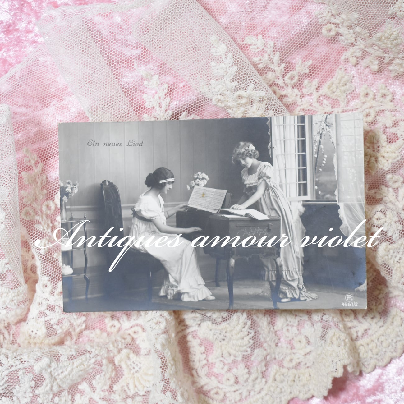 Antique postcard イースターのウサギとお揃いワンピースの可愛い少女