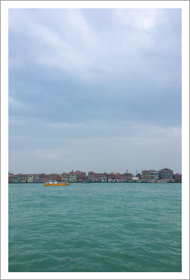 ベネチアの黄色いボート ｜ イタリアの風景ポストカード