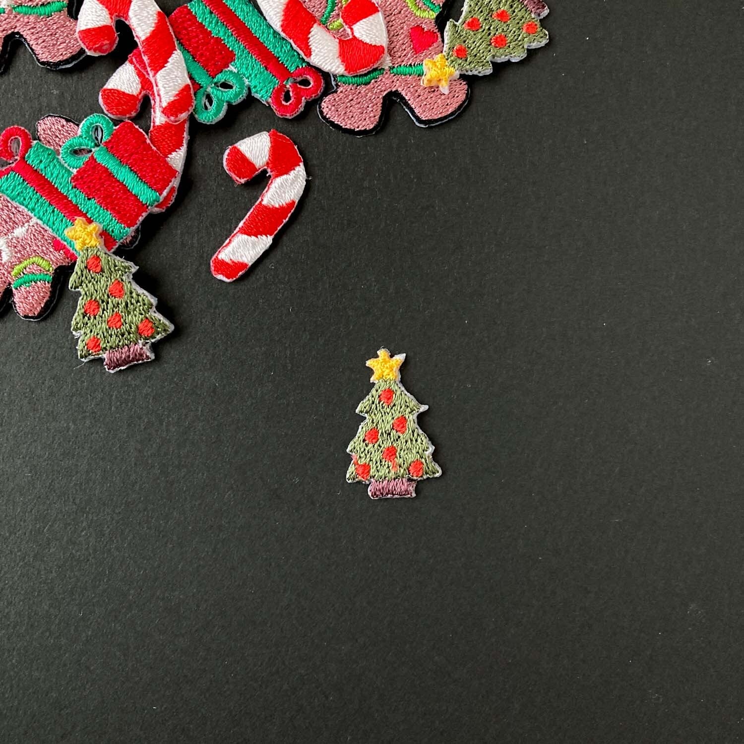 赤い飾りのクリスマスツリーワッペン | Dua-アクセサリーパーツショップ