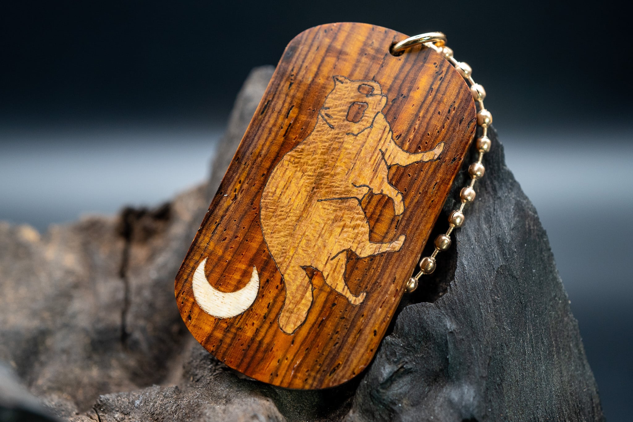 【 エスニックなローズウッド 】ココボロ ドッグタグ 象嵌 三日月とたぬき