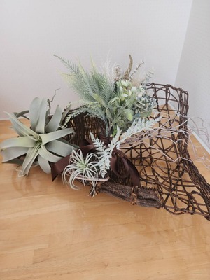 流木　籠アレンジ　エアープランツ造花アレンジ