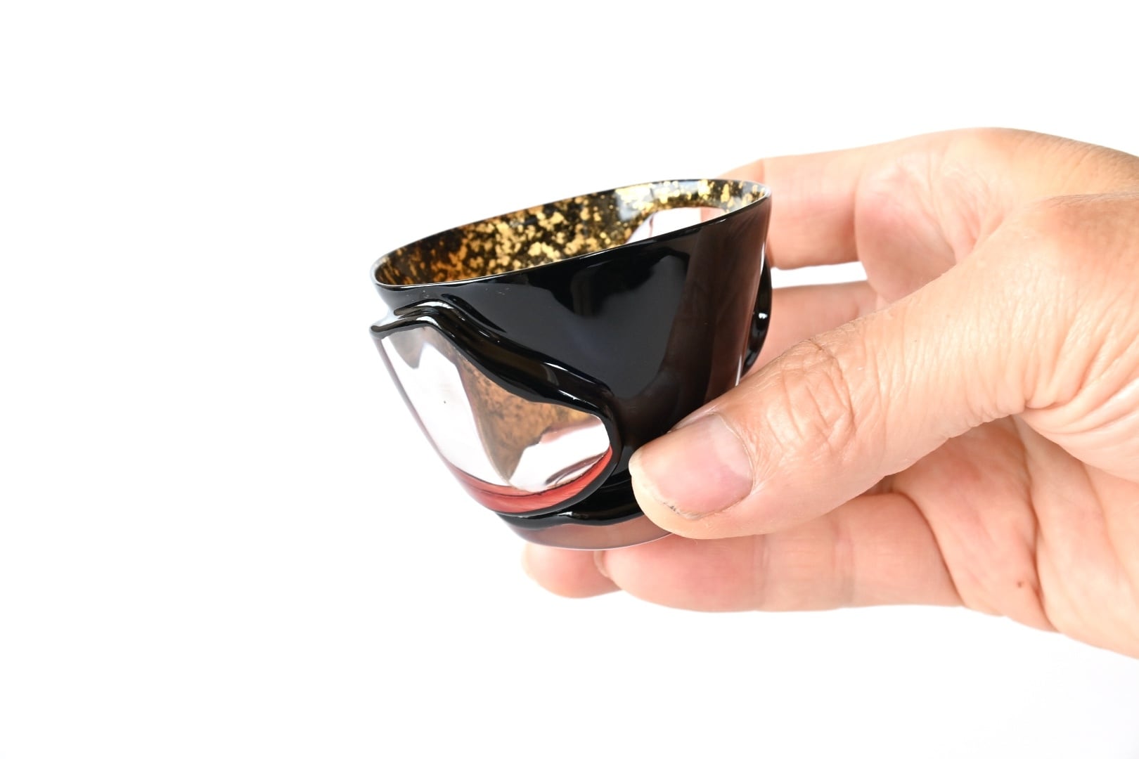 漆の芸術酒器】薄さ1mm、漆のみでつくられた飲み口 [ぐい呑み / 緋入り