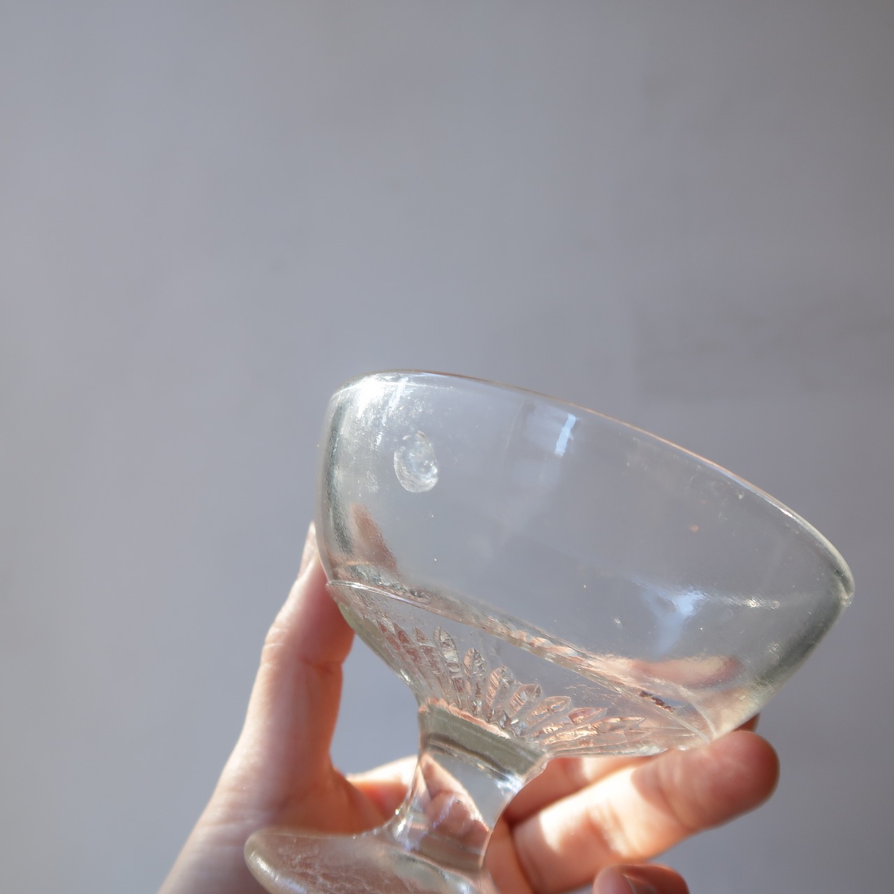 脚付きのアイスクリームカップ