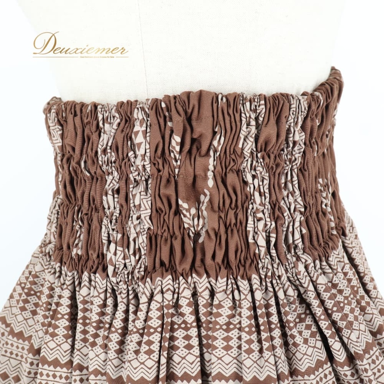 フラダンス 衣装 パウスカート ブラウン系 カヒコ柄 ハワイアンプリント アロハ フラ ダンス レッスン 練習 ベージュ系 茶 肌色 シングル スカート おしゃれ 上品 大人っぽい ふんわり 軽やか フレア 練習着 レッスン着 茶系 肌色系 ジャガード風 プリント 柄入り フレアシルエット エレガント ハワイアン レッスン用 練習用 ダンス衣装 ウエストゴム スカート丈ミディ アロハ柄 フェミニン ライトブラウン系 ミックス柄 フリンジ風 透け感なし シンプルコーデ 相性抜群
