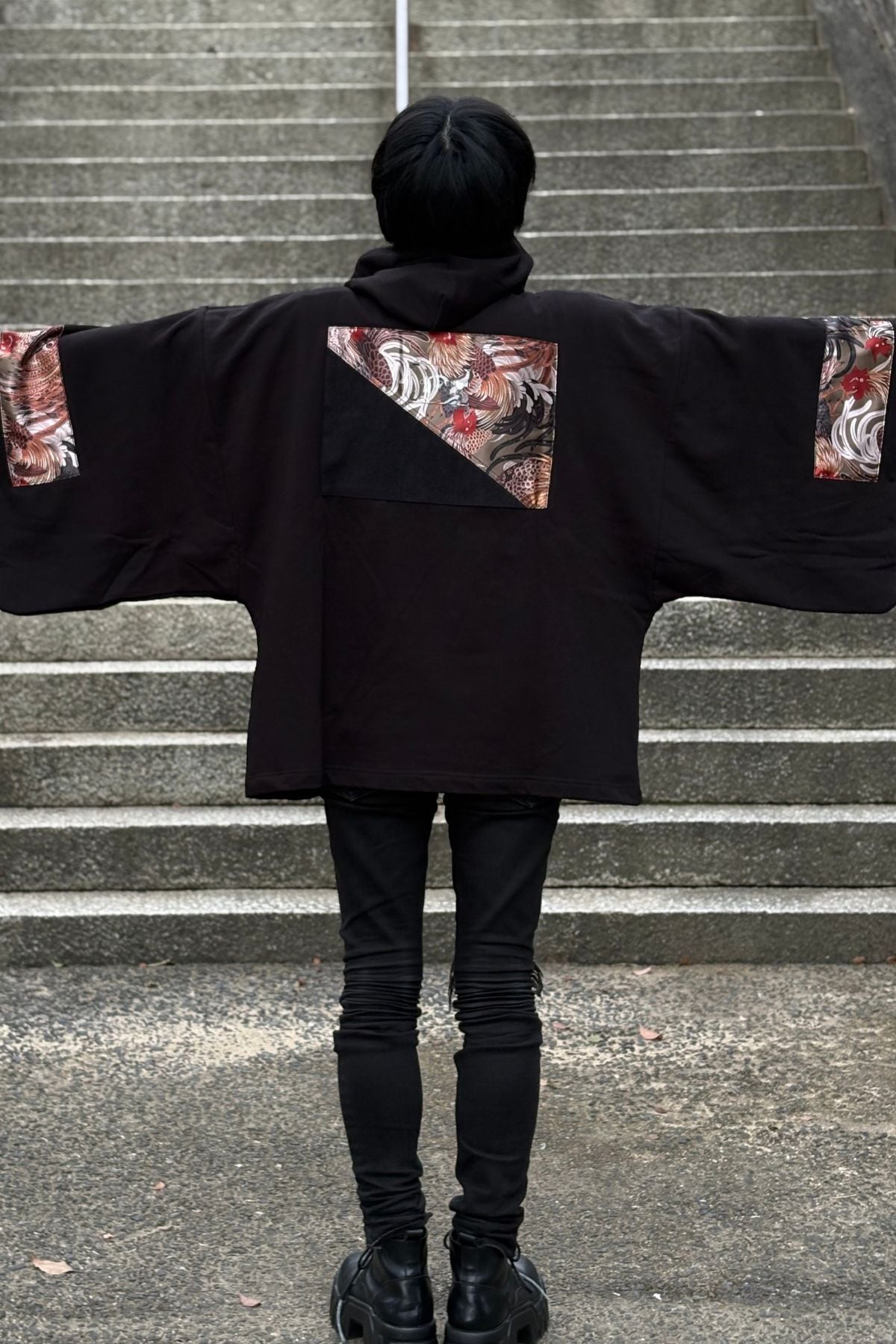 青木被服×KIMONOT®】コラボレーションKIMONOパーカー “BLACK ×軍鶏図