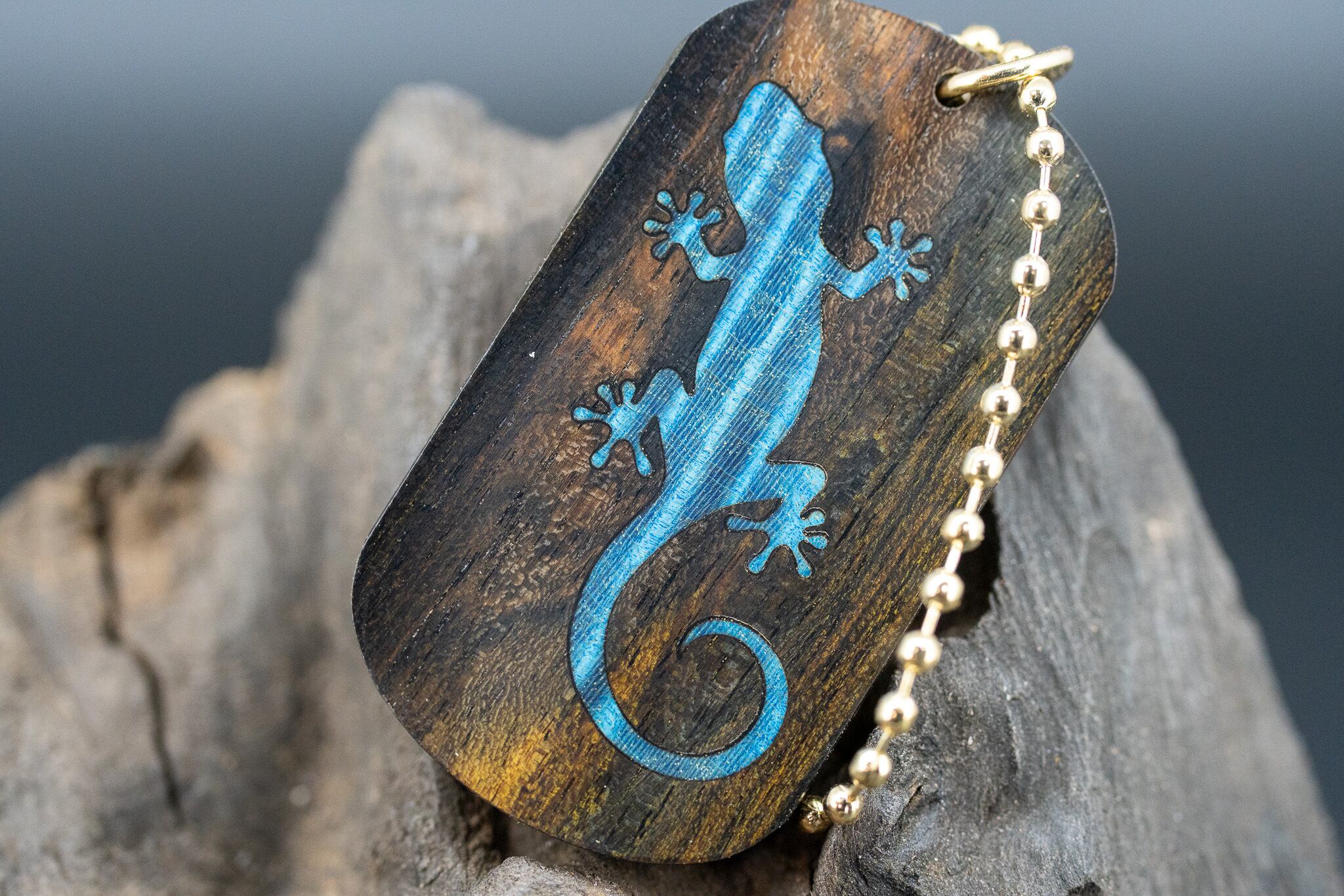 【幻の銘木】 青黒檀 ドッグタグ 象嵌 木登りトカゲ