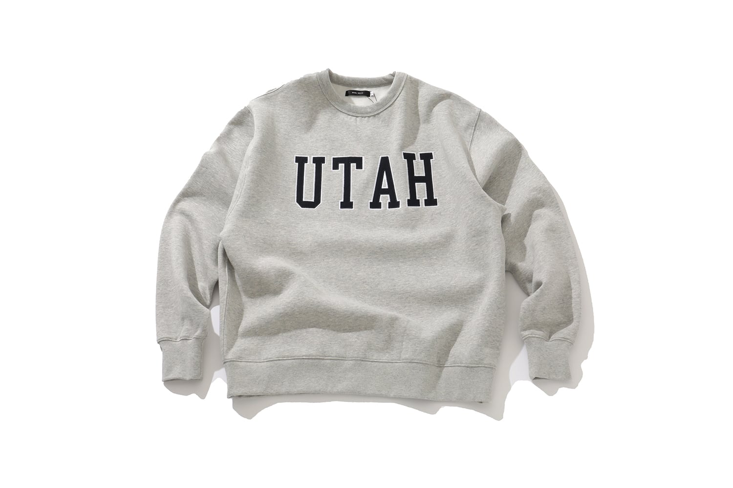 ノンピリングCT裏起毛 - クルーネックプリントスウェット"UTAH"