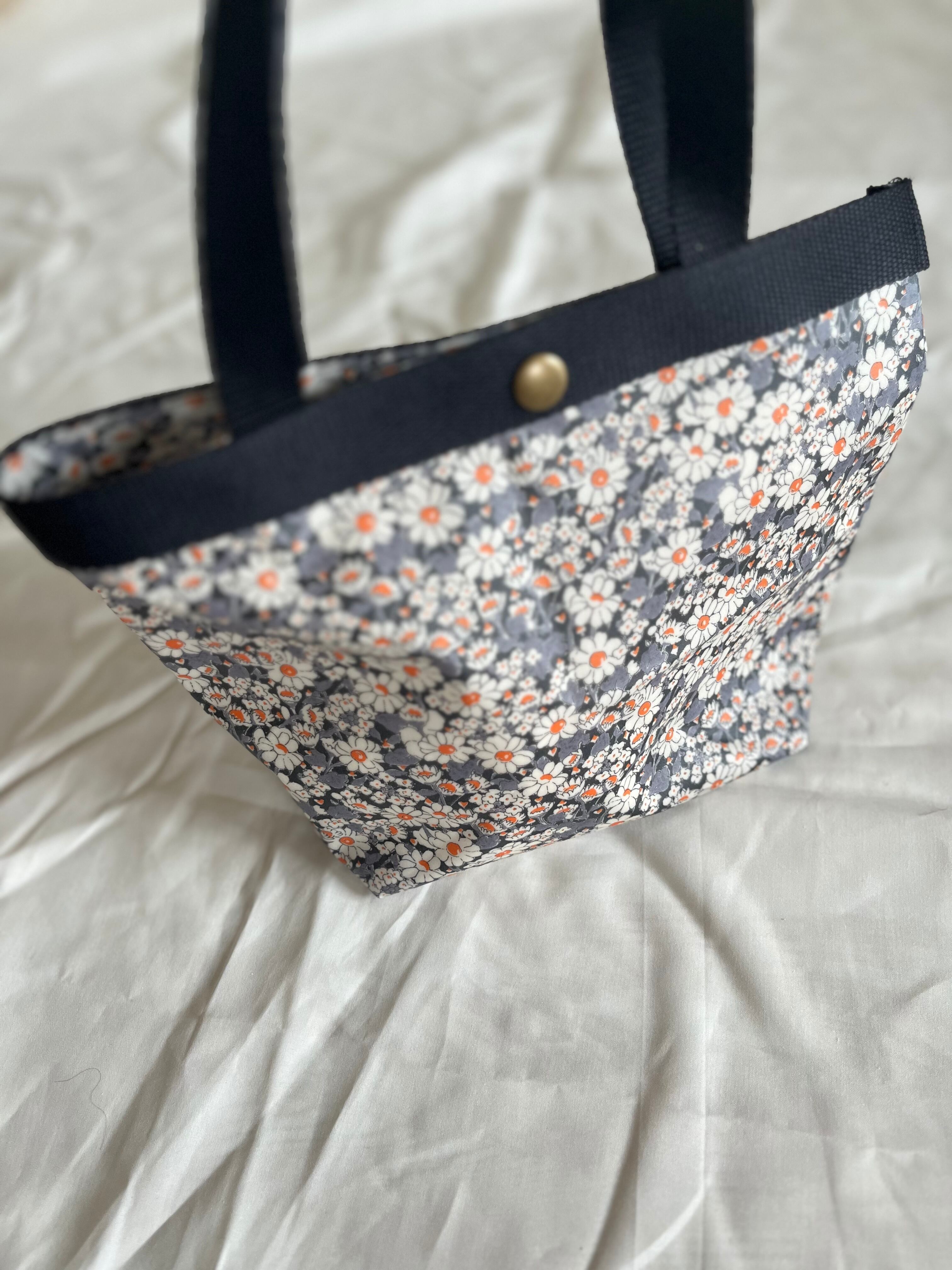 リバティ ラミネート生地のトートバッグ