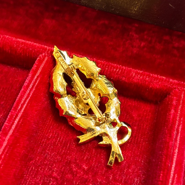 Christmas pine cone brooch