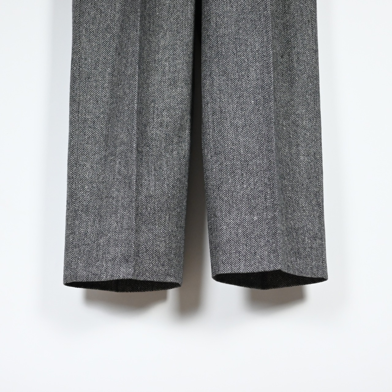 INTERIM / INDIA WOOL CLASSIC HERRINGBONE WITH LEATHER PIPING 2-TUCK STRAIGHT SLACKS
