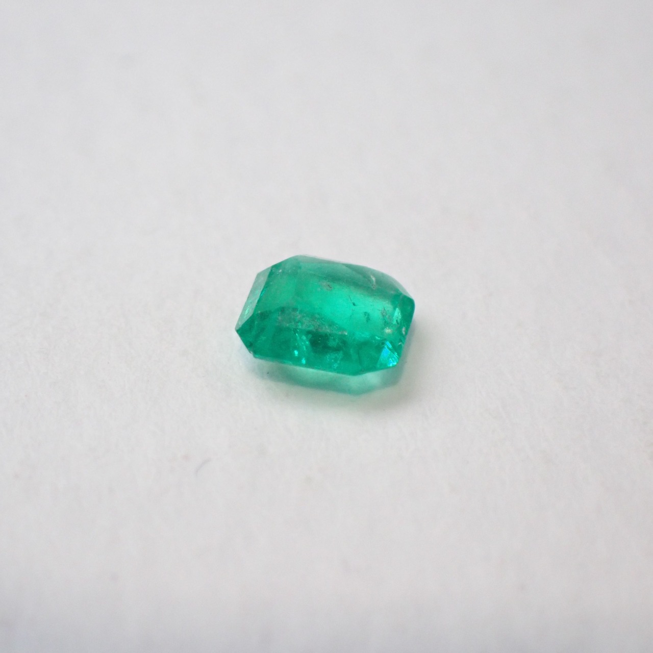 コロンビア産エメラルド エメラルドカットルース 0.24ct 4.2mm*4.0mm  