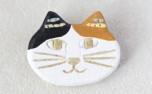 ブローチ　長ヒゲ三毛猫