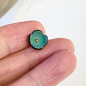 【アウトレット3D立体レザーフラワー】クローバーS (ピン付)10mm  ペールブルー6個入