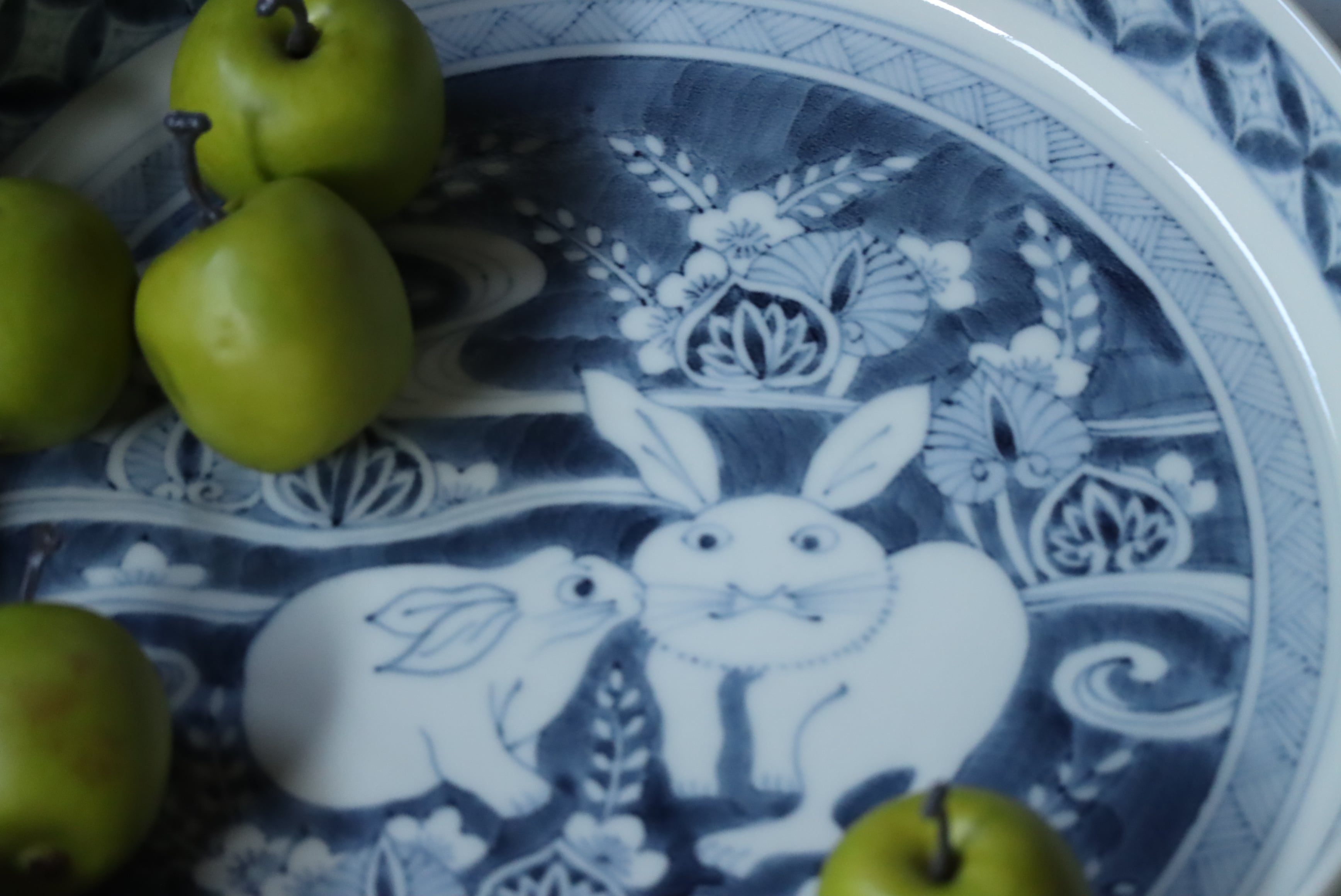 染付葵兎画水盤型菓子鉢 | 【有田焼 坂本窯陶工房】オンラインストア