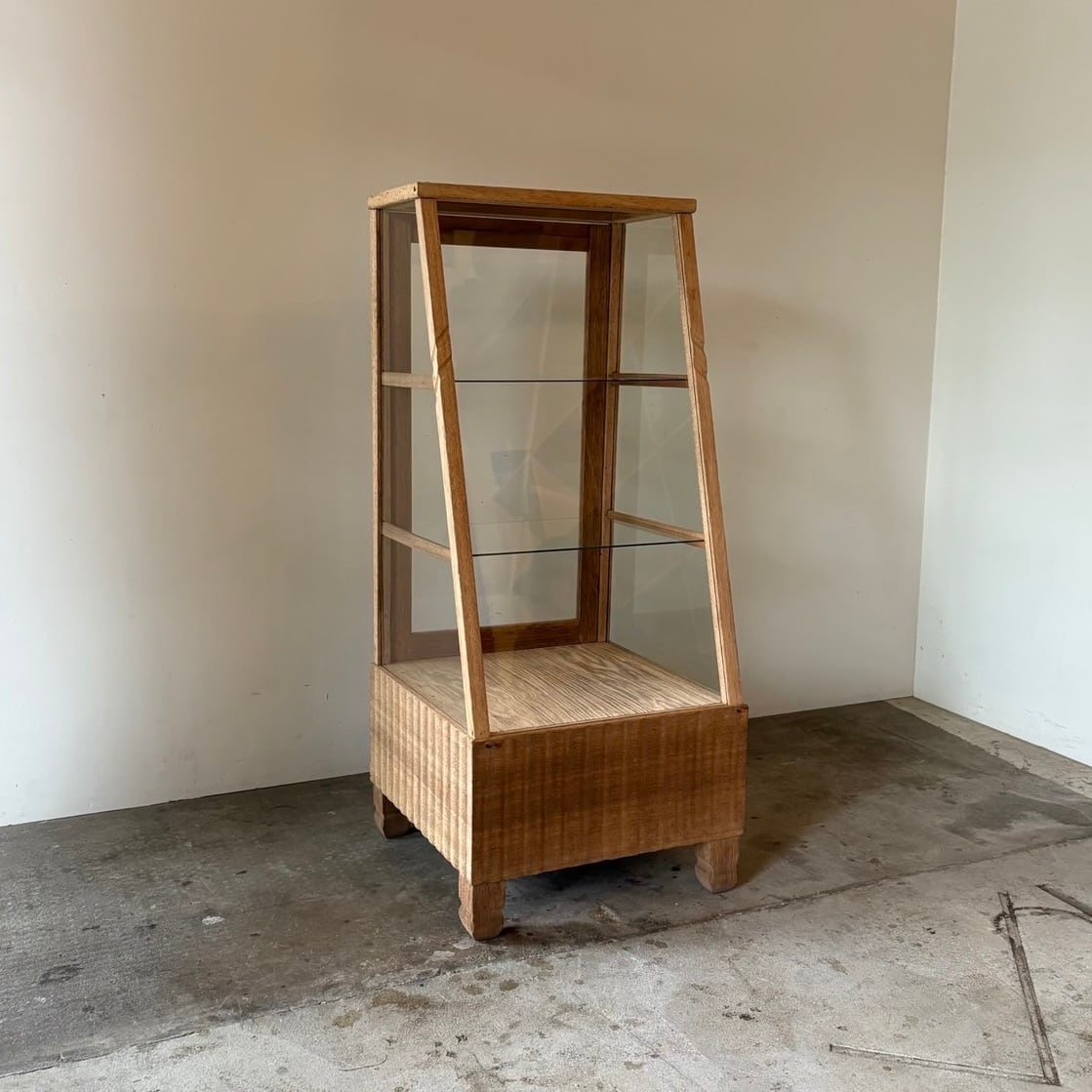 台形のガラスショーケース　1079