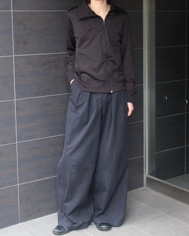 Diagonal zip-up blouson