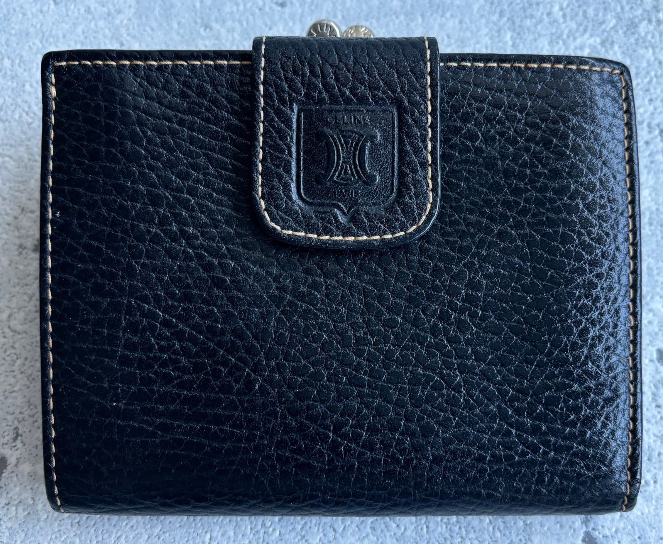CELINE フラップトリオンフ型押し レザーがま口財布 ブラック①