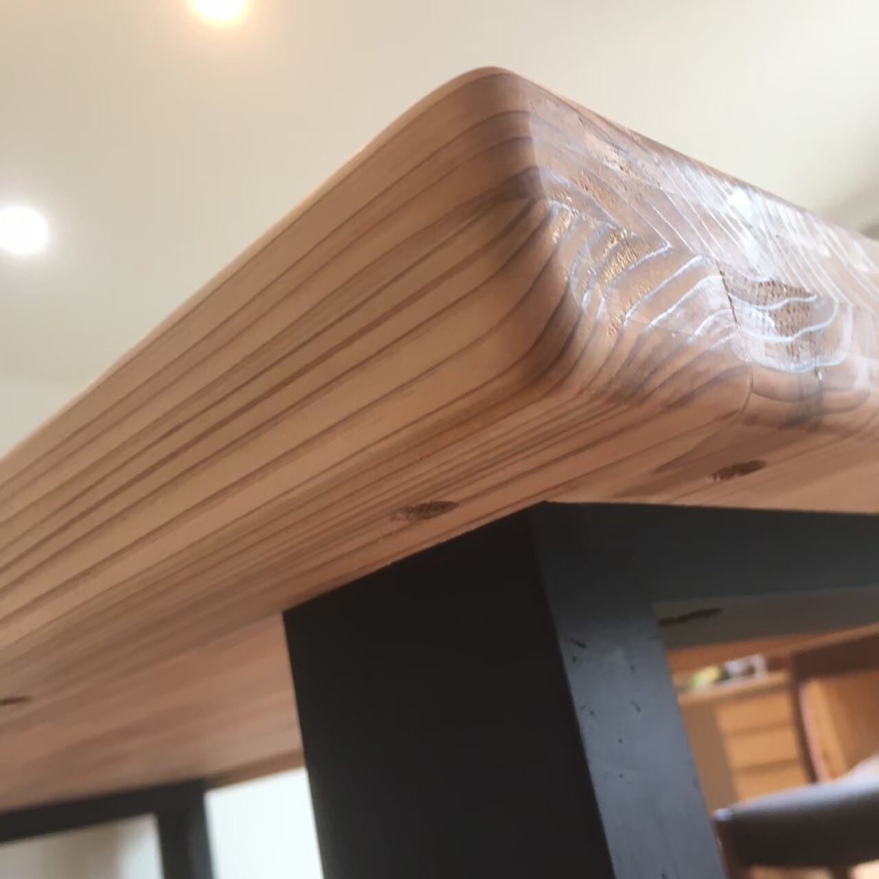 国産杉の無垢材　カフェ風ダイニングテーブル　サイズカラーオーダー可能　角が滑らか