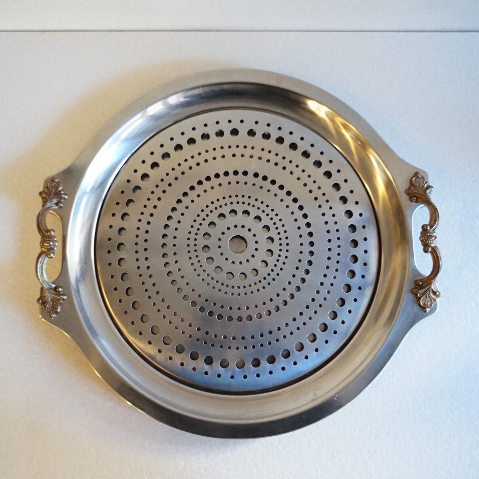 取っ手つきの大きなステンレストレー