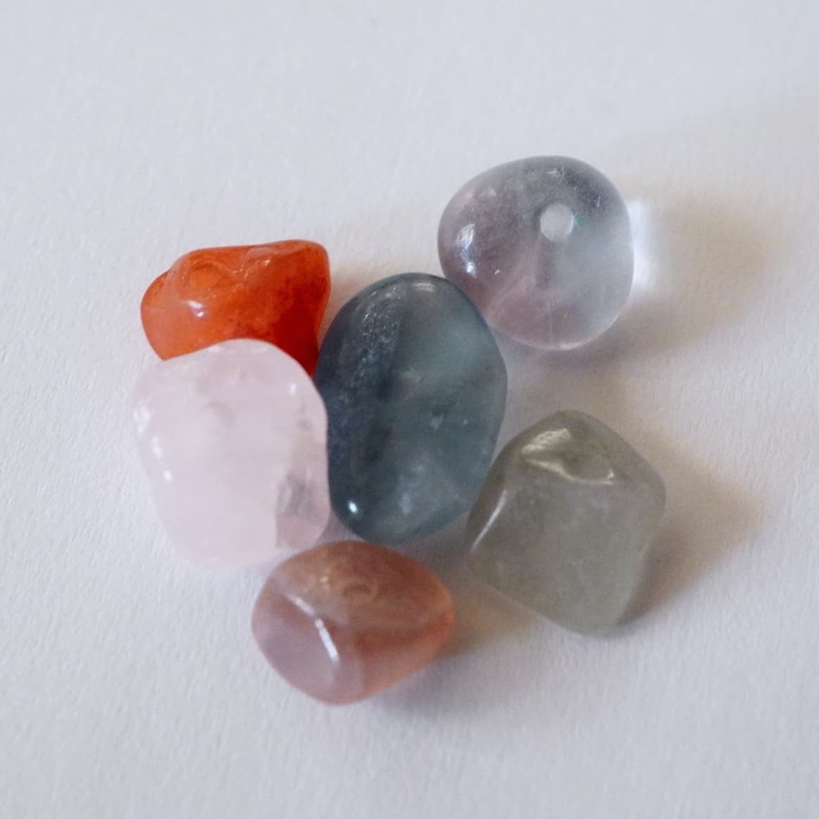 残1| 香りが楽しめるペンダント - 6つのパワーストーン付き