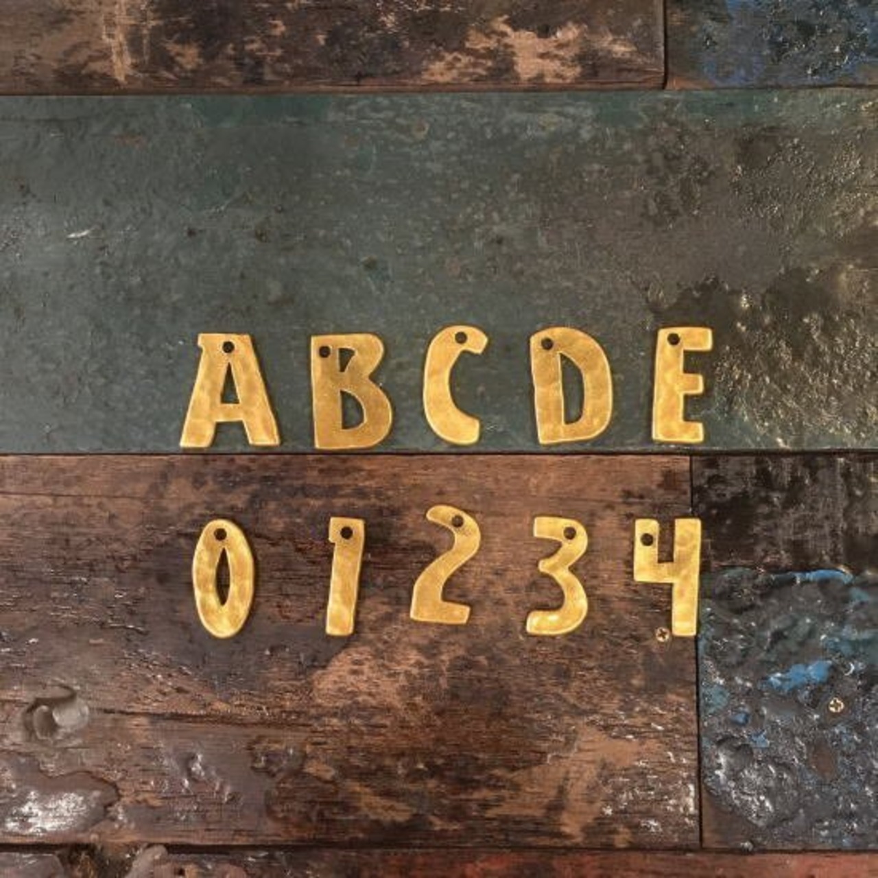 TOPANGA Zakka India Gold Hammered Iron Alphabet Plate S 3cm 　インド　ゴールドハンマーアイアンアルファベットプレート　小　看板　サインプレート　鉄　住所　店舗　表札　メール便　槌目