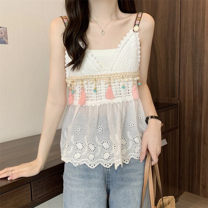 トップス レディース キャミソール 2カラー フリーサイズ ホワイト ベージュ カラバリ ニットキャミソール 異素材 ドッキング エスニック風 タッセル パンチングレース ノースリーブ 透け感 Vネック スカラップ レイヤードスタイル 重ね着コーデ ガーリー カジュアル フェミニン キュート 大人可愛い おしゃれ 普段使い デート お出かけ 女子会 休日 旅行 通学 着まわし ファッション コーデ スタイル モテ ユニーク 個性的 存在感 こなれ感 涼しげ 10代 20代 30代 春 夏 送料無料