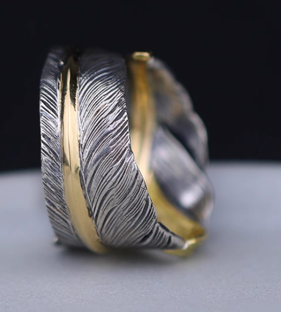 関税/送料込み【twistedpendant】ヴィンテージフェザーリング Dazet Horizon ブルー 18K ゴールドフェザー、ゴールドポール