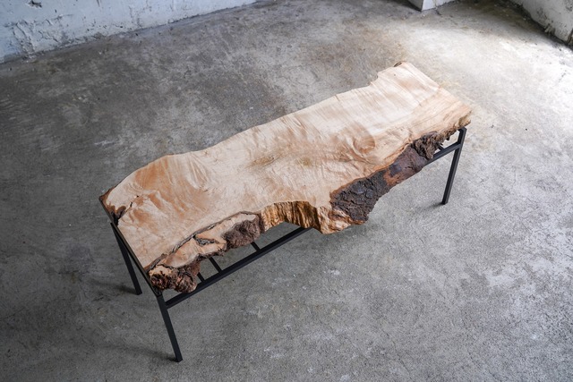 無骨な楓の一枚板 ローテーブル