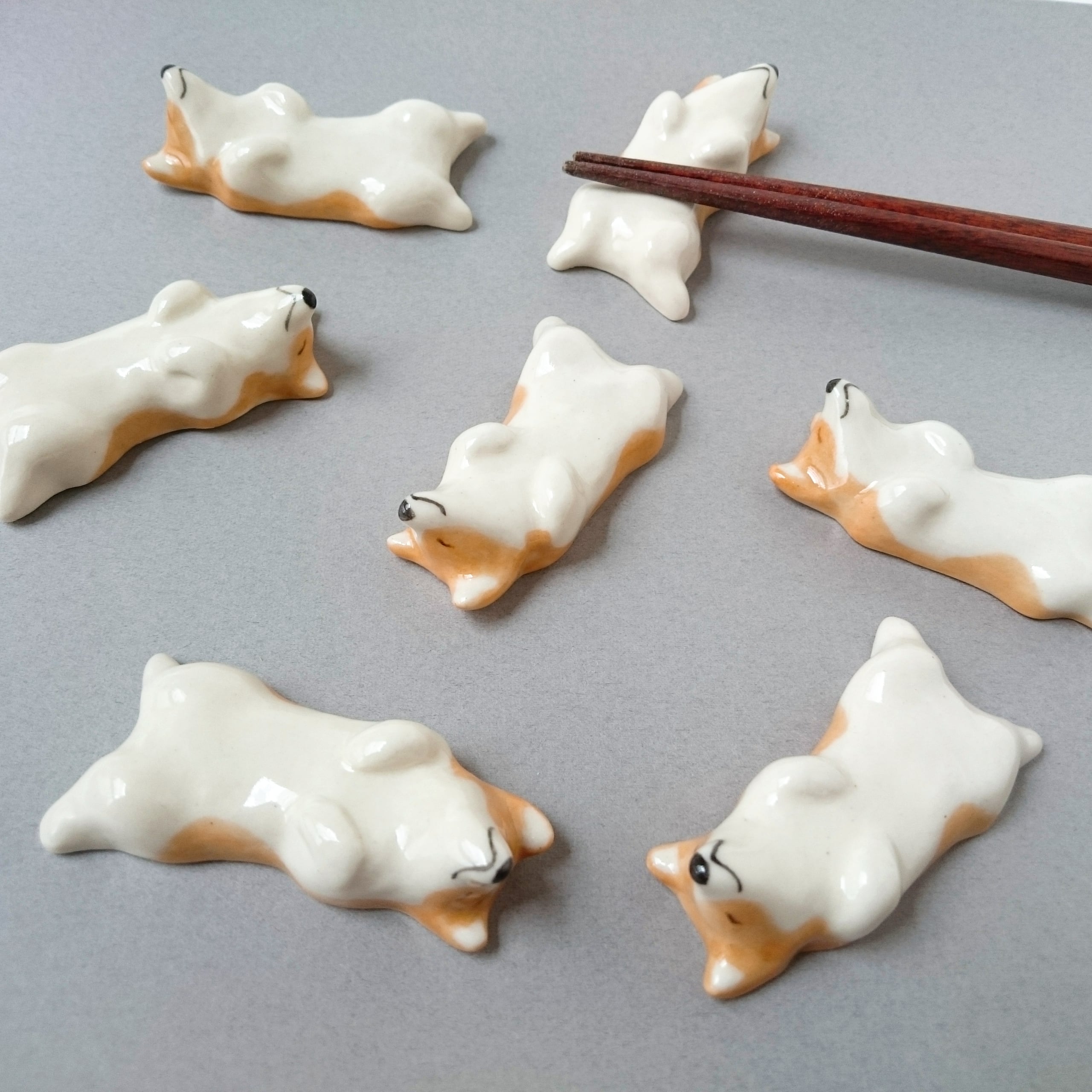 仰向けコーギー犬の箸置き | 陶器のことり