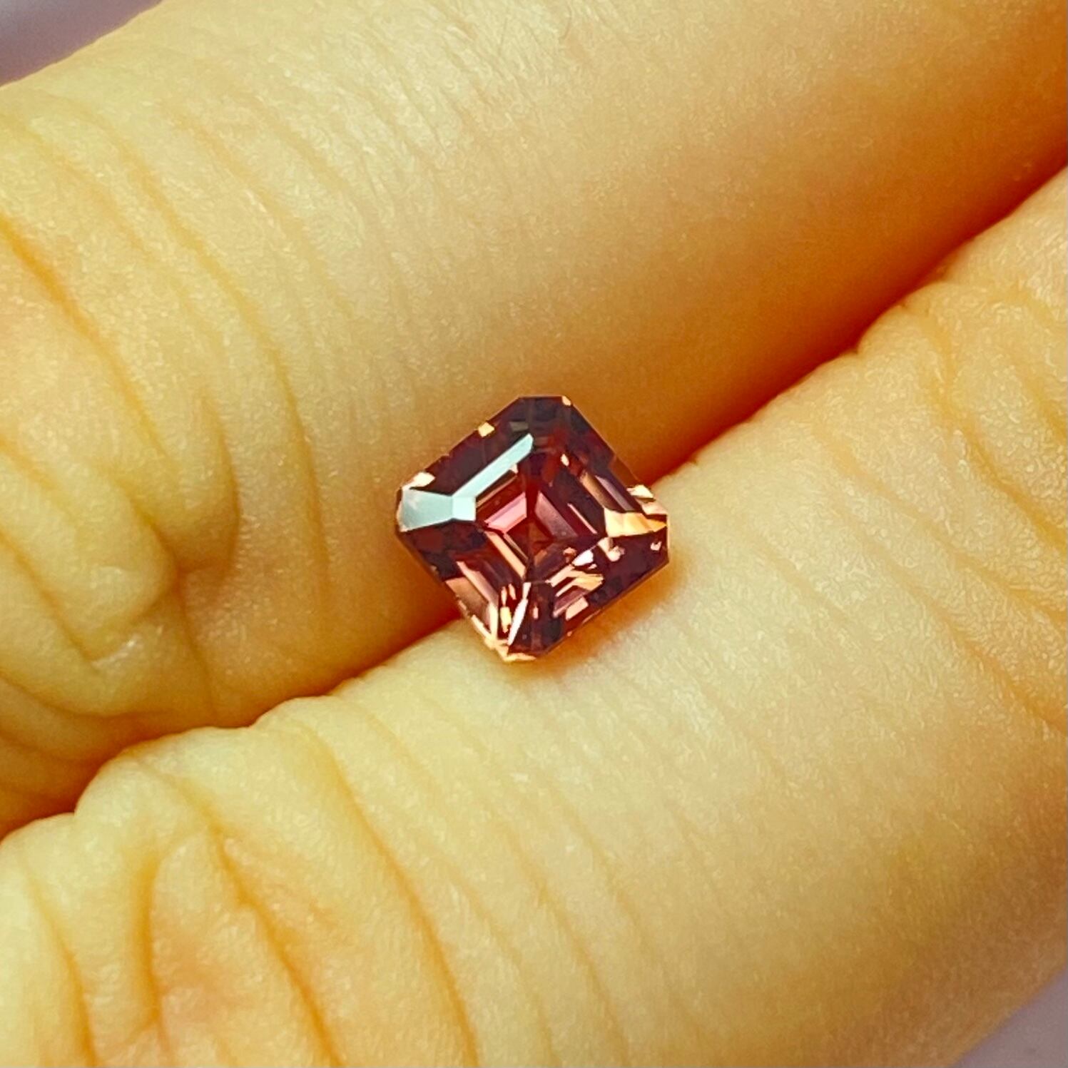 大人ピンクなアッシャーカットジルコン