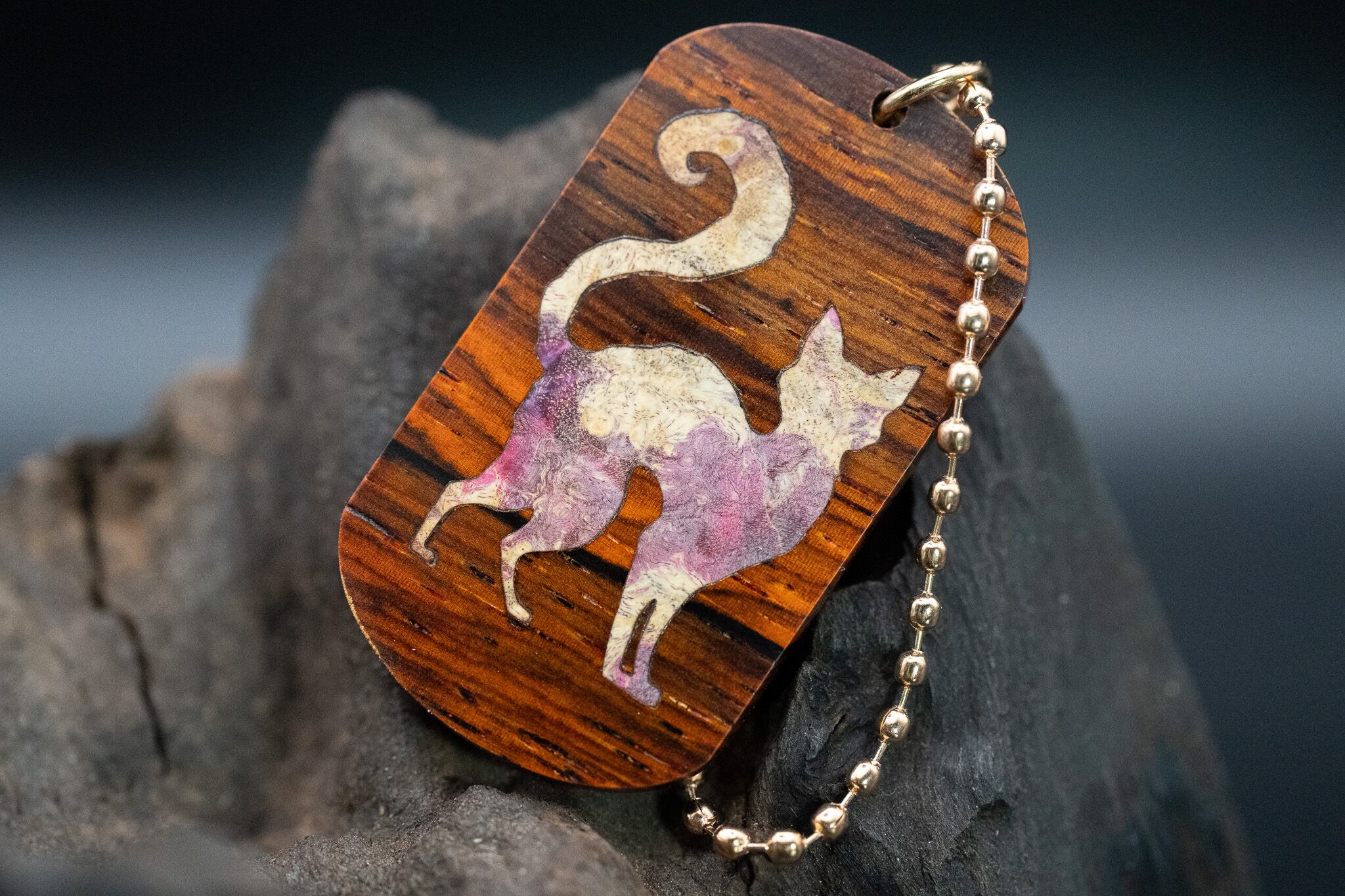 ※【 エスニックなローズウッド 】 ココボロ ドッグタグ 象嵌 探る視線