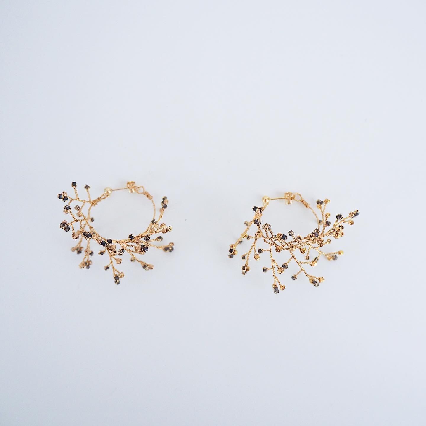 18KYGピアス 霞草 フープ(ブラック×ゴールド)