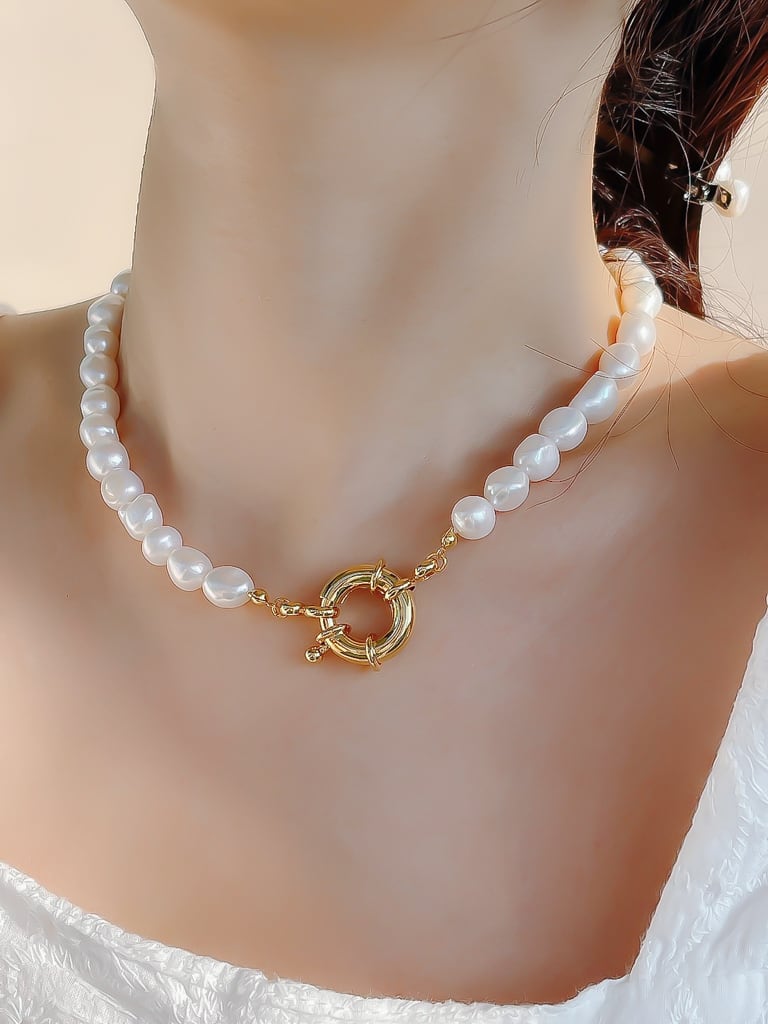 Bold pearl neck