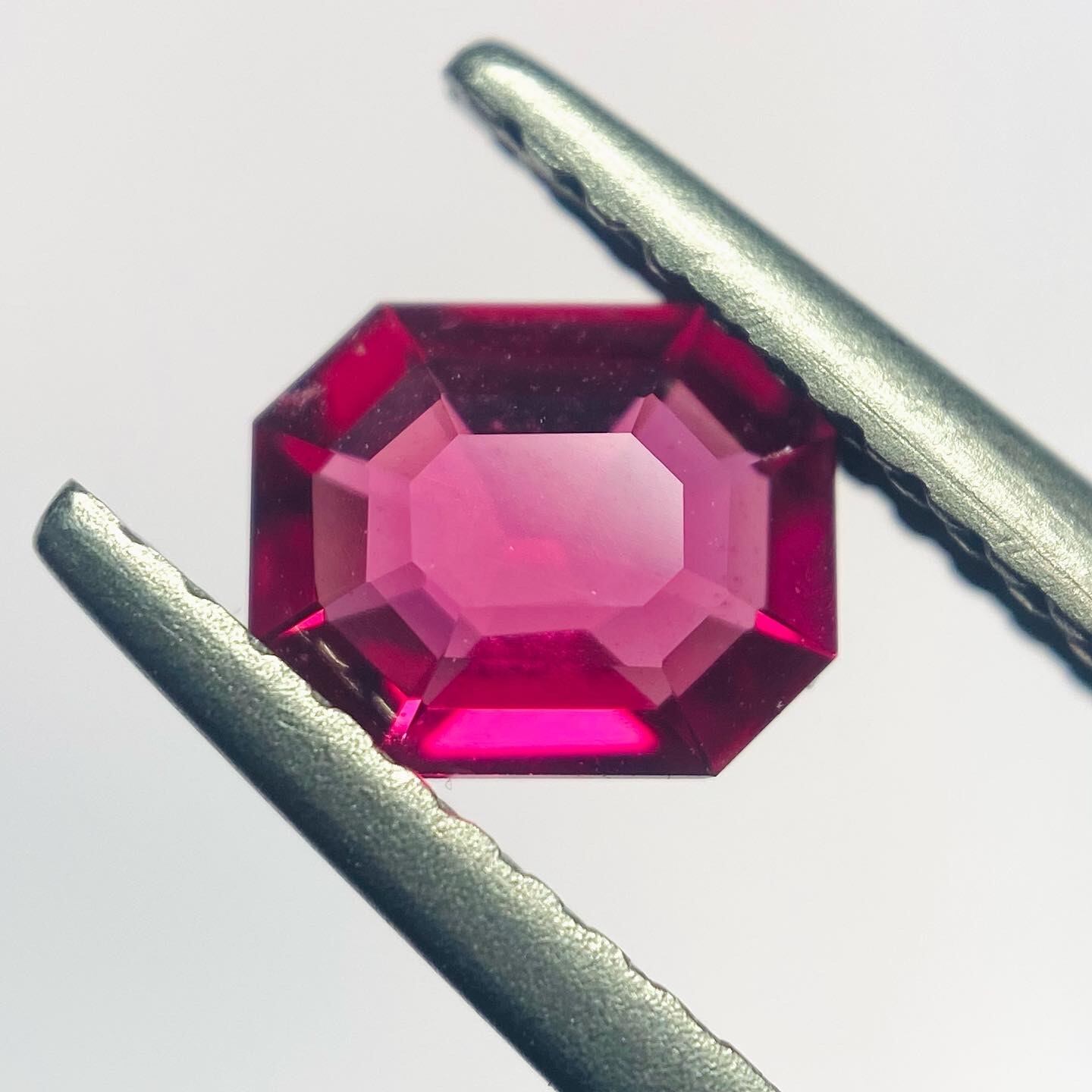 エメラルドカットが珍しいレッドスピネル