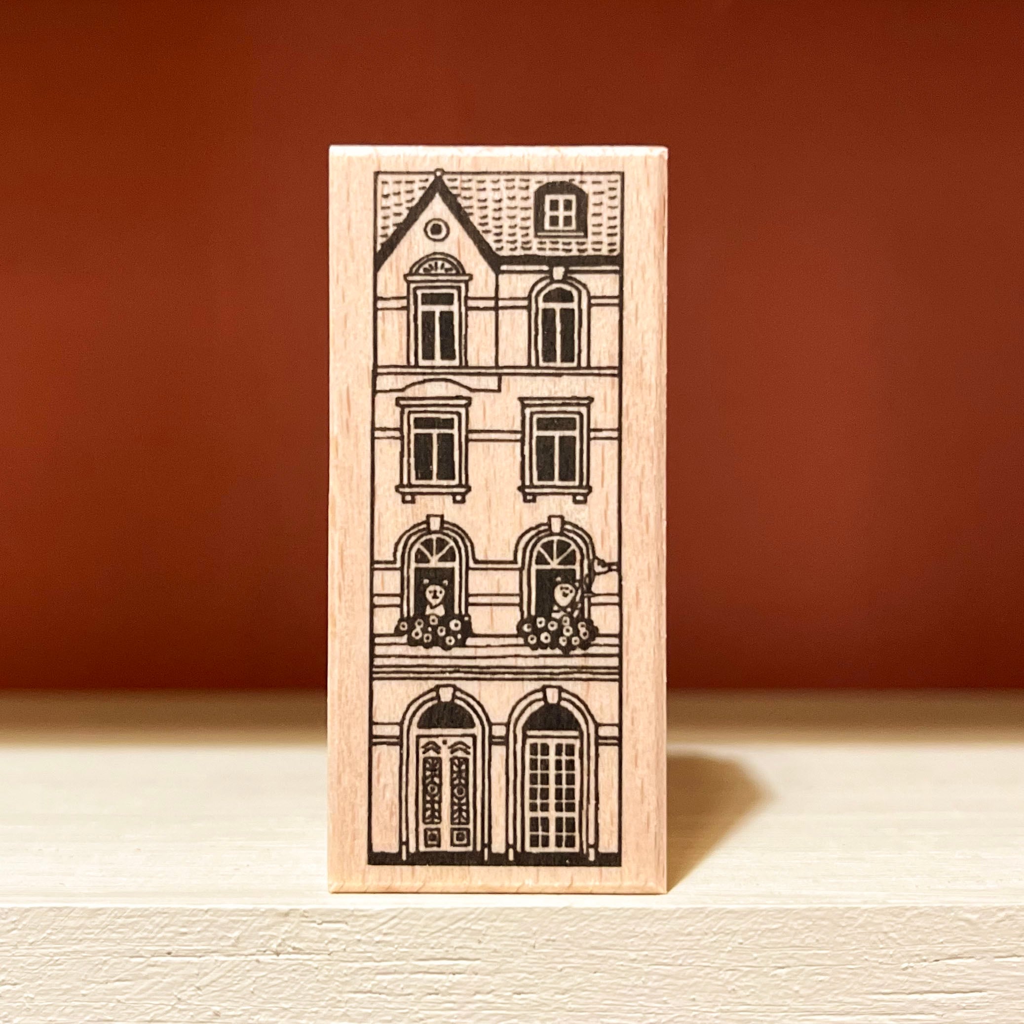 S-75 ドアが可愛い細長のお家