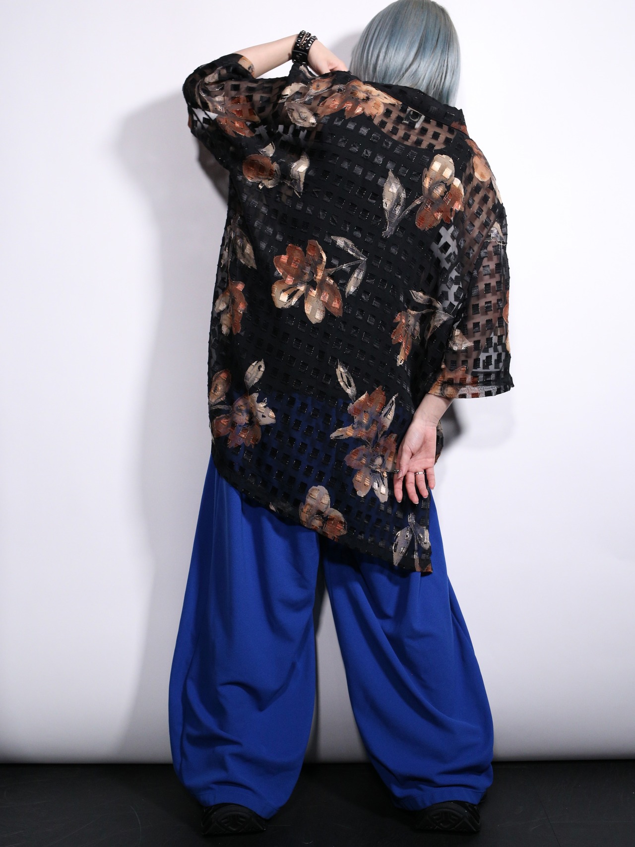 flower art graphic and many square pattern over silhouette s/s sheer shirt - 6
