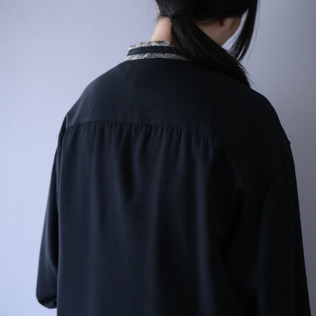 switching pattern and antique button design band-collar over silhouette shirt